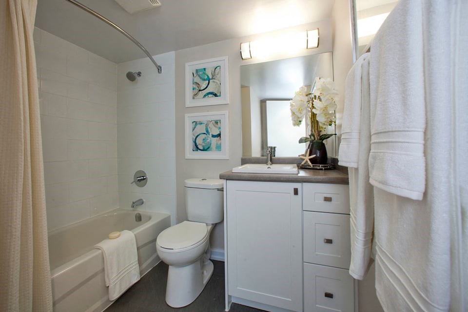 Sunnidale Place High quality full bathroom with bathtub, sink, an toilet in Barrie, ON