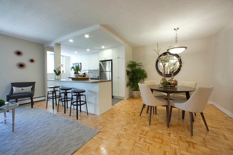 Sunnidale Place Open concept dining room connected to the kitchen and living room in Barrie, ON