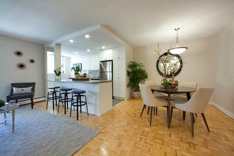 Sunnidale Place Open concept dining room connected to the kitchen and living room in Barrie, ON