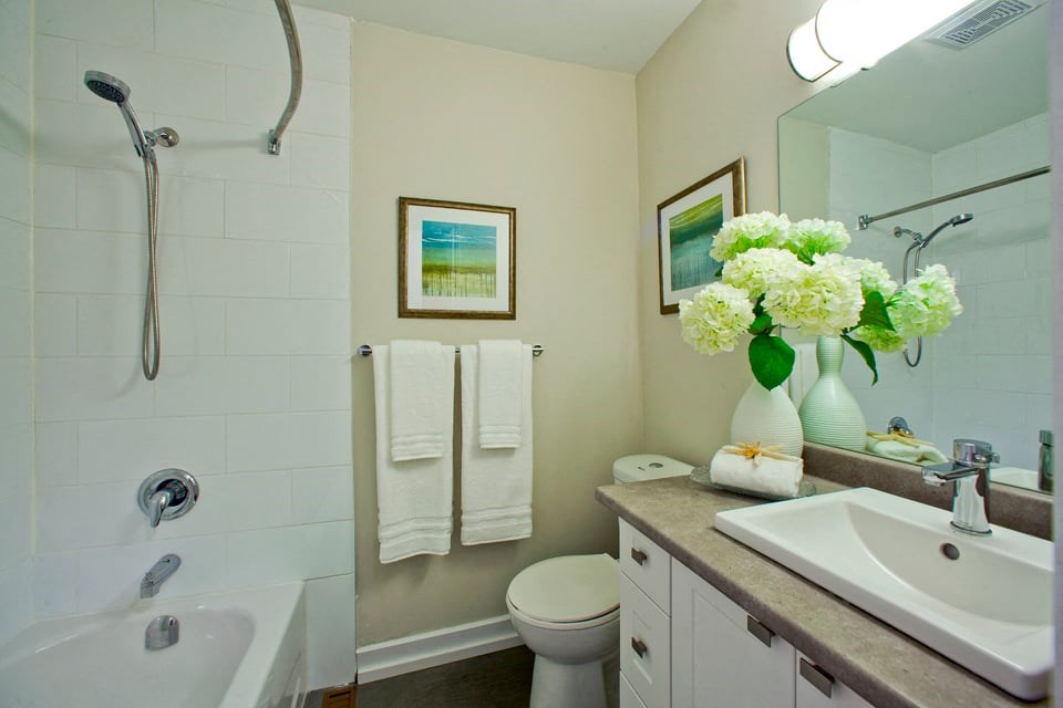 Tamarack Woods Classic full bathroom with bathtub and matching blue and green paintings in Barrie, ON