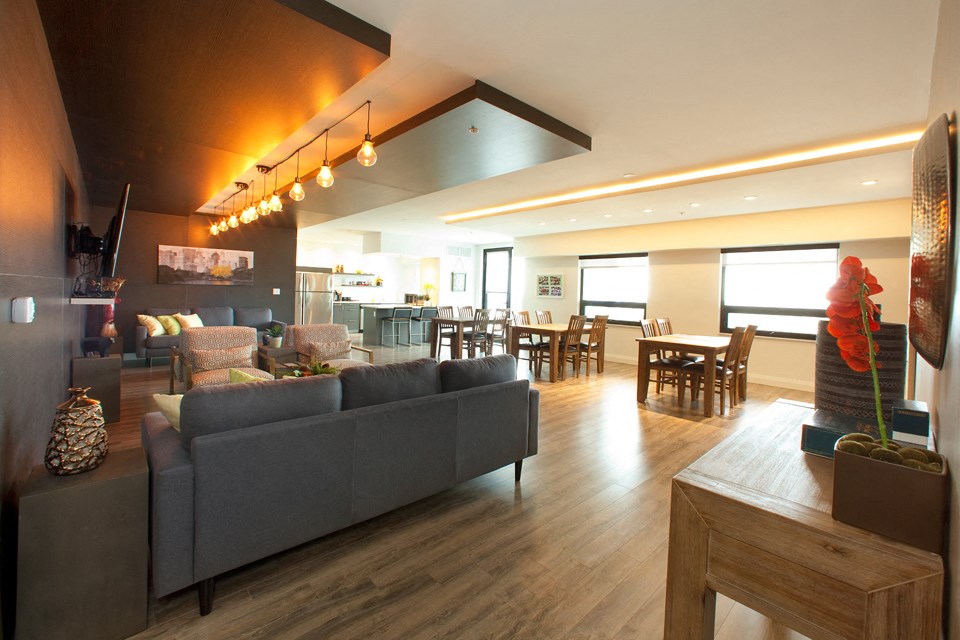 Trio On Belmont spacious lounge with