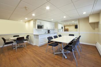 Trillium Apartments in Cobourg, ON Social room with kitchenette