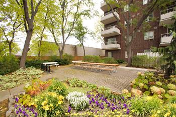 Dorchester Apartments in Niagara Falls, ON outdoor garden patio