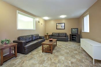 Dorchester Apartments in Niagara Falls, ON social room with tv
