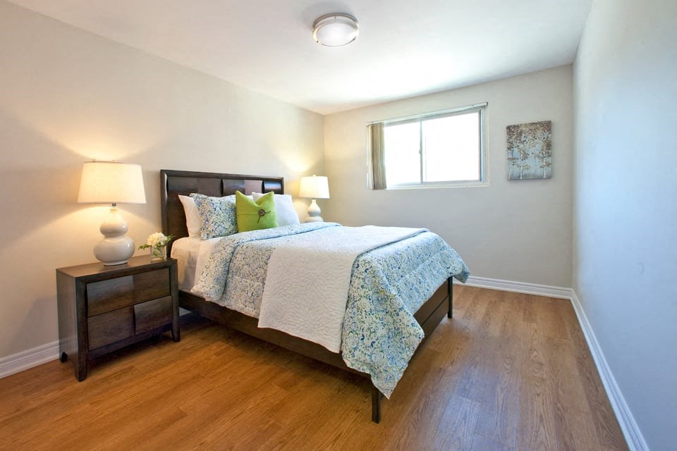 London Road Apartments large, bright bedroom in Sarnia, ON