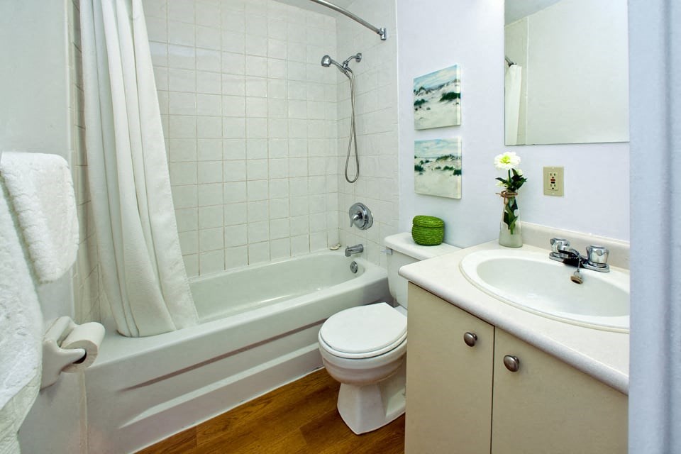 London Road Apartments bathroom with full size bathtub in Sarnia, ON