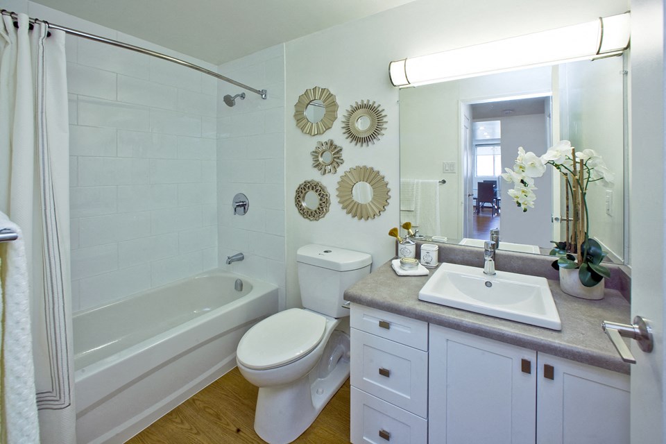 Concorde Apartments in Ottawa, ON bathroom with full sized bathtub