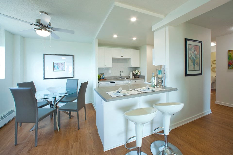 Concorde Apartments in Ottawa, ON kitchen with breakfast bar island and designer cabinetry