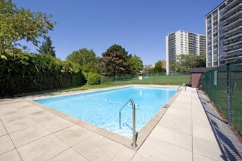 Rockford Apartments in Toronto, ON Outdoor swimming pool