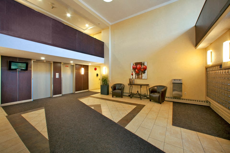 Market Street Apartments Lobby with seating in Hamilton, ON
