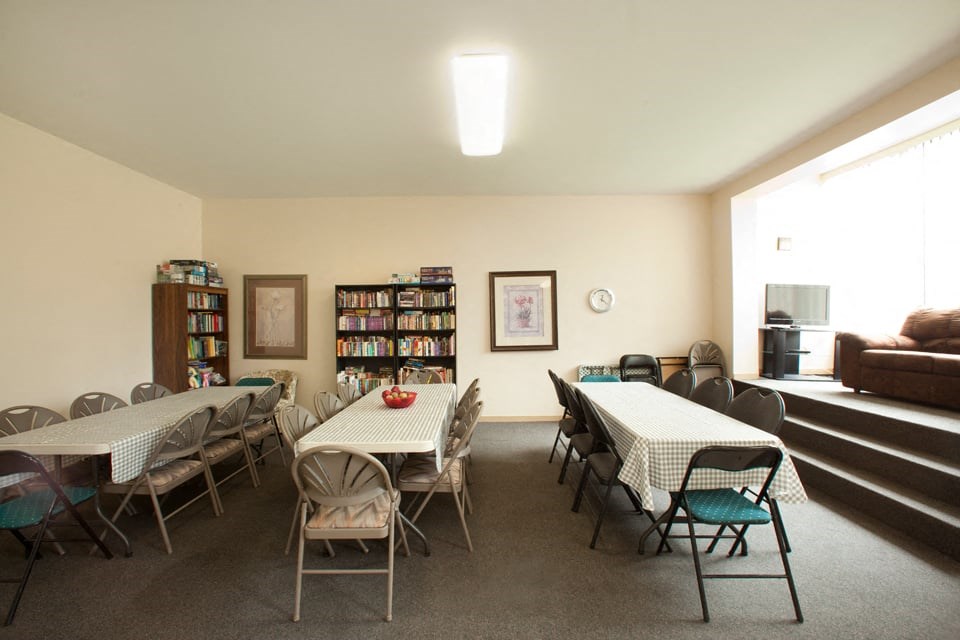 Pembridge Square social room with long tables and chairs in Kingston, ON