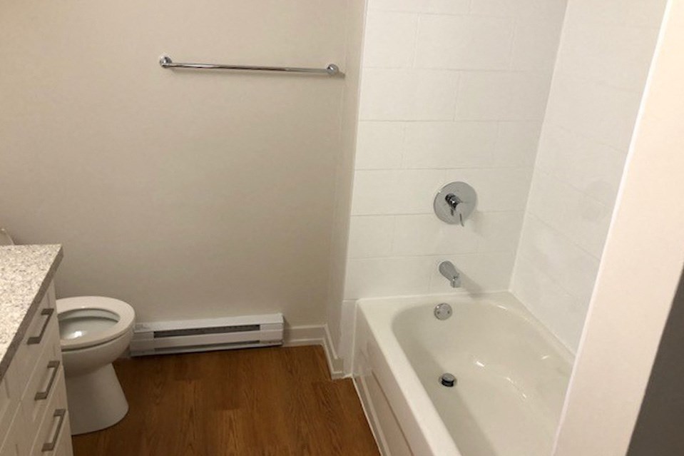 Waterford Townhouses in Mississauga, ON bathroom with full sized bathtub