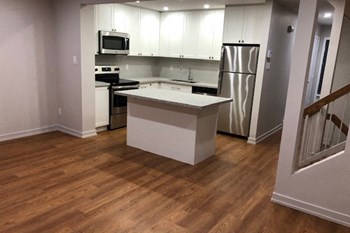 Waterford Townhouses in Mississauga, ON open concept kitchen - Photo Gallery 2