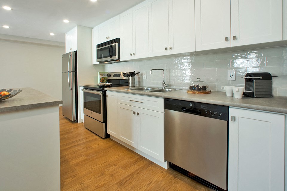 Waverly Place modern kitchen with stainless steel appliances in St. Catharines, ON