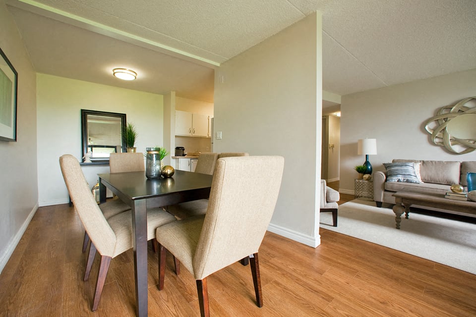 Squire Court spacious dining room in St. Catharines, ON