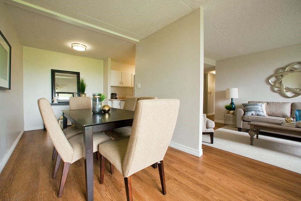 Squire Court spacious dining room in St. Catharines, ON