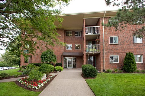 Squire Court image of exterior of front entrance in St. Catharines, ON