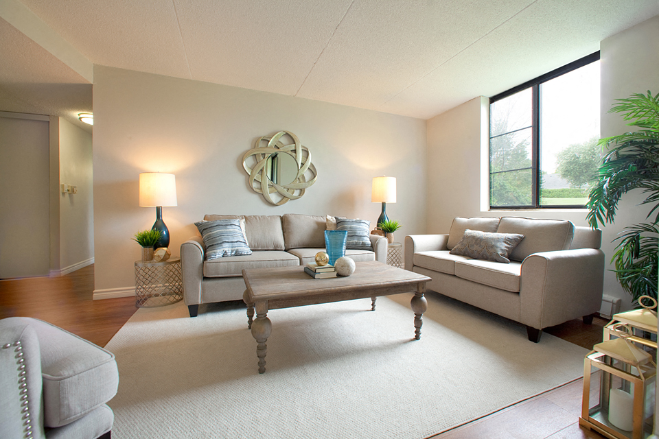 Waverly Place spacious living room with lots of natural light in St. Catharines, ON