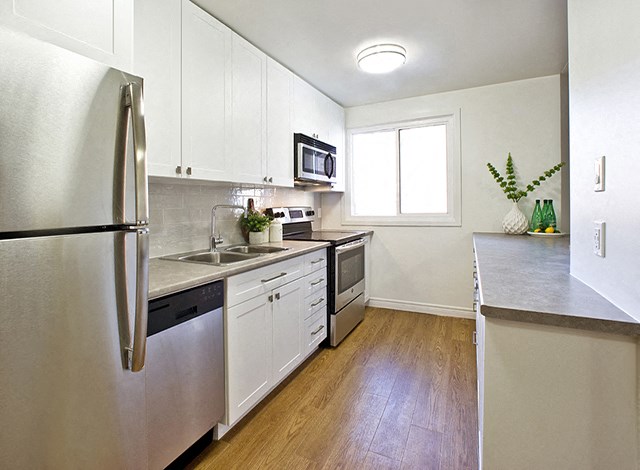 Whitby Place in Whitby, ON kitchen with upgraded cabinetry