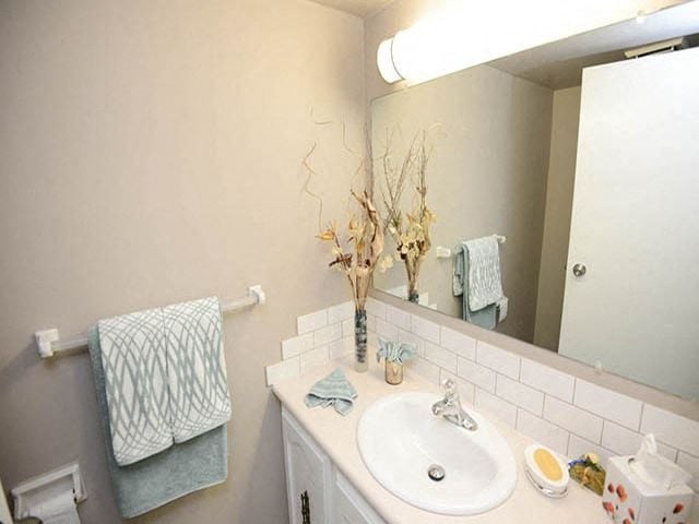Dalhousie Place bathroom in Amherstburg, ON
