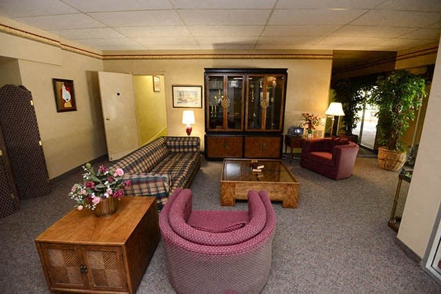 Dalhousie Place lobby with seating area in Amherstburg, ON