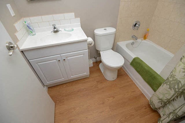 Pickering Towers bathroom with full size bathtub in Amherstburg, ON