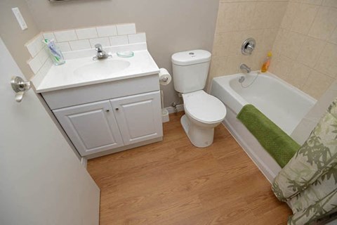 Pickering Towers bathroom with full size bathtub in Amherstburg, ON
