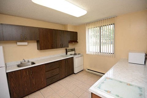 Pickering Towers social room kitchen in Amherstburg, ON