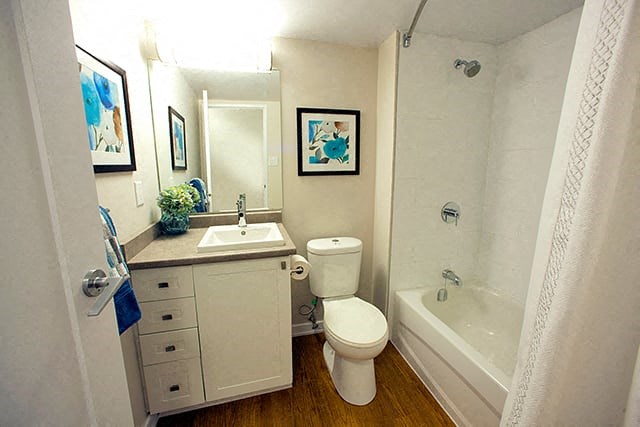 Edgehill Apartments in Barrie, ON  Bathroom with a bathtub, toilet, and sink