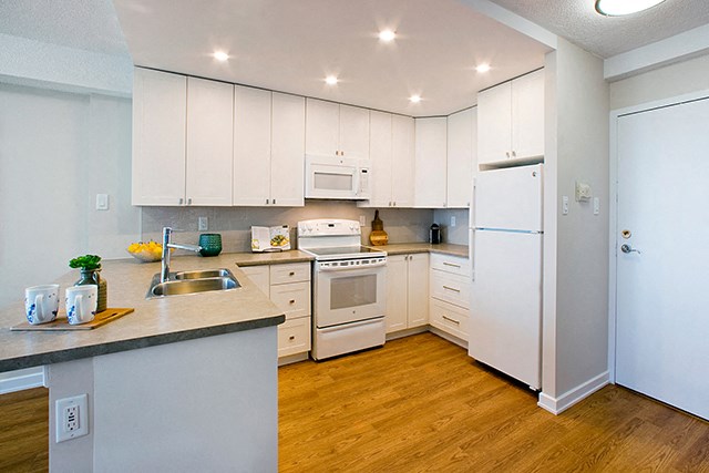 Cook like a pro in high end, luxury kitchens Edgehill Apartments in Barrie, ON modern kitchen with an L shaped counter top