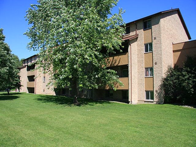 Kensington Apartments in Brockville, ON exterior of back of building green landscape