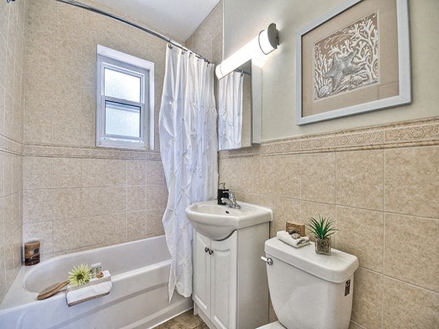 Brockville Apartments in Brockville, ON bathroom with small window and full sized tub