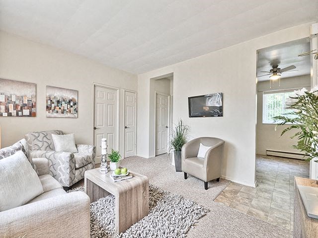 Brockville Apartments in Brockville, ON spacious living room