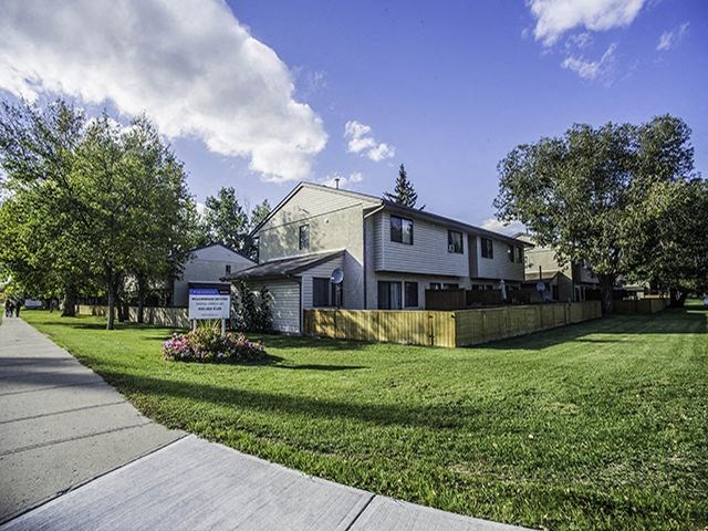 Willowbrook Estates in Brooks, AB exterior of property and landscape