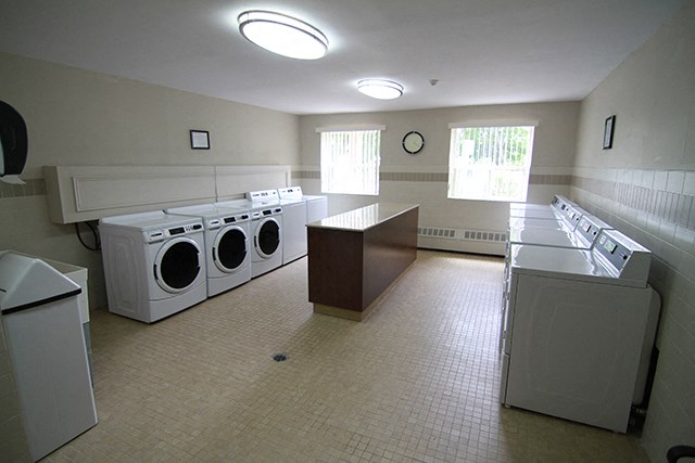 Cedarpoint Apartments in Cambridge, ON shared laundry room
