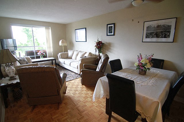 Cedarpoint Apartments in Cambridge, ON open concept living and dining room