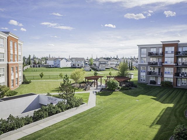 Wellington Court beautifully maintained grounds in Edmonton, AB