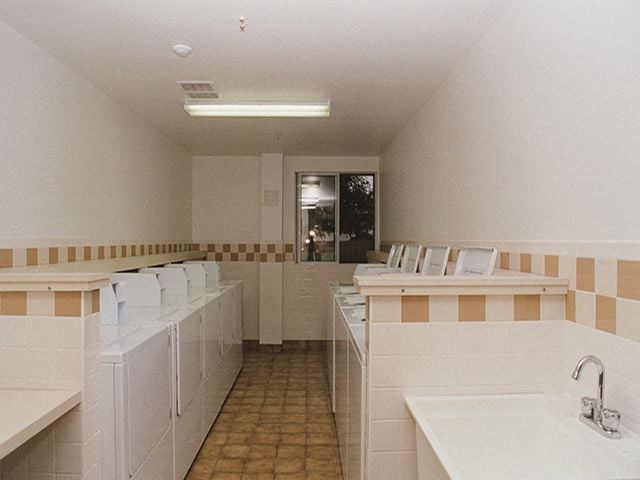 Leamington Heights on-site laundry in Leamington, ON