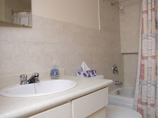 Somerset Place bathroom with full size bathtub in London, ON