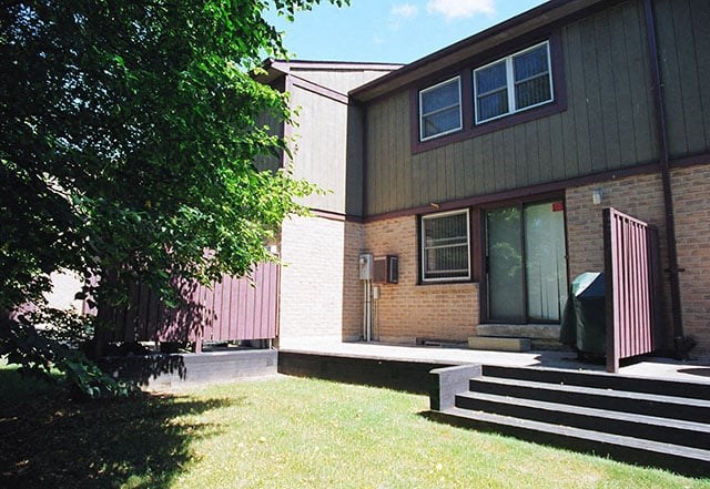 Waterford Townhouses in Mississauga, ON private backyard with deck