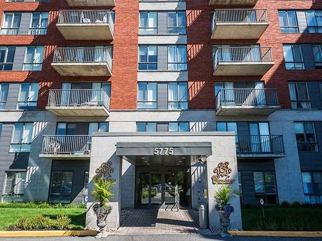 Excelsior Apartments exterior image of front entrance in Montreal, QC