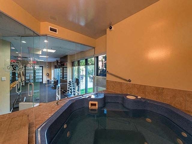 Excelsior Apartments whirlpool in Montreal, QC