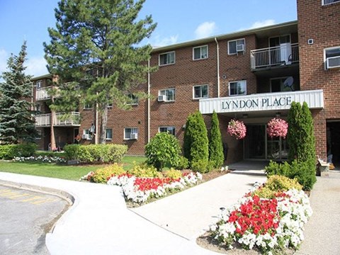 Lyndon Place exterior image of front entrance in Niagara Falls, ON