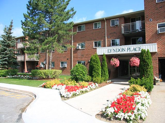 Lyndon Place exterior image of front entrance in Niagara Falls, ON