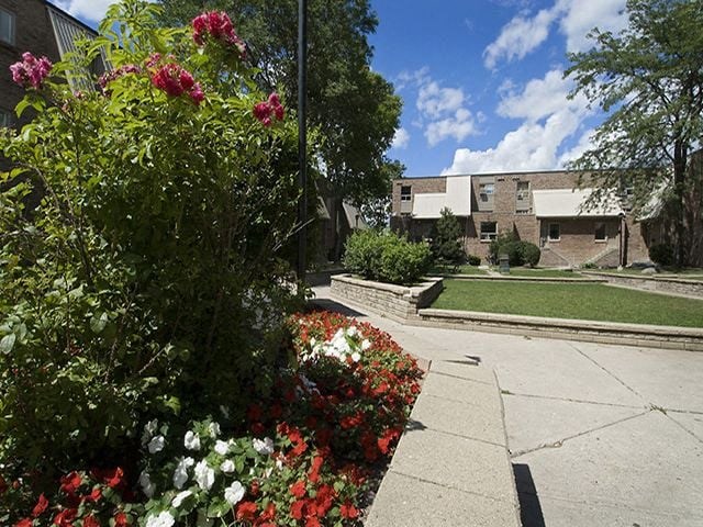 Carriage Hill in Oshawa, ON landscape around property