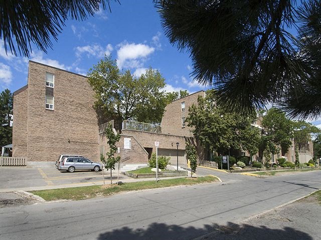 Carriage Hill in Oshawa, ON exterior of townhomes and parking lot