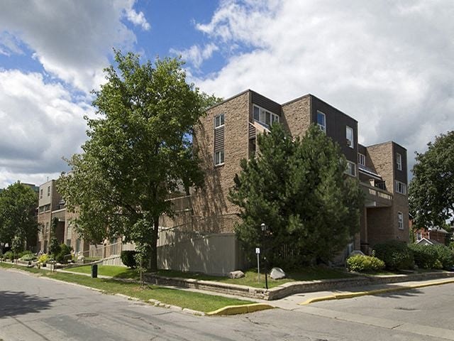 Carriage Hill in Oshawa, ON exterior of property grounds