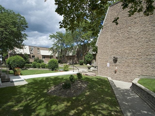 Carriage Hill in Oshawa, ON exterior grounds of townhomes