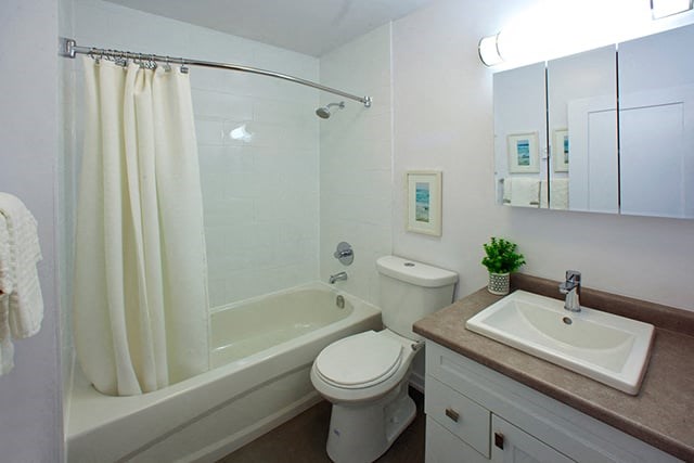 Fairway Towers bathroom with full size bathtub in Sarnia, ON