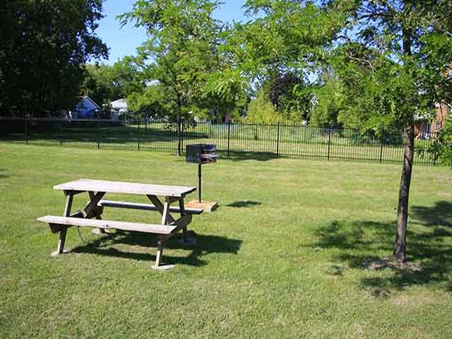 High Park Apartment property grounds with picnic table in Sarnia, ON